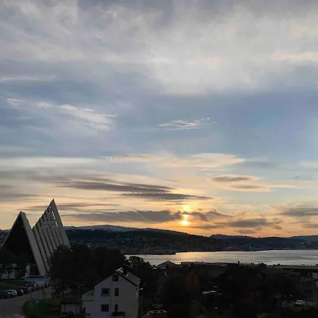 With The Arctic Cathedral As Your Neighbour! 公寓 *